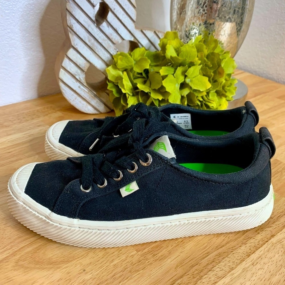 Cariuma OCA low-top canvas Unisex black sneakers Women Size 6